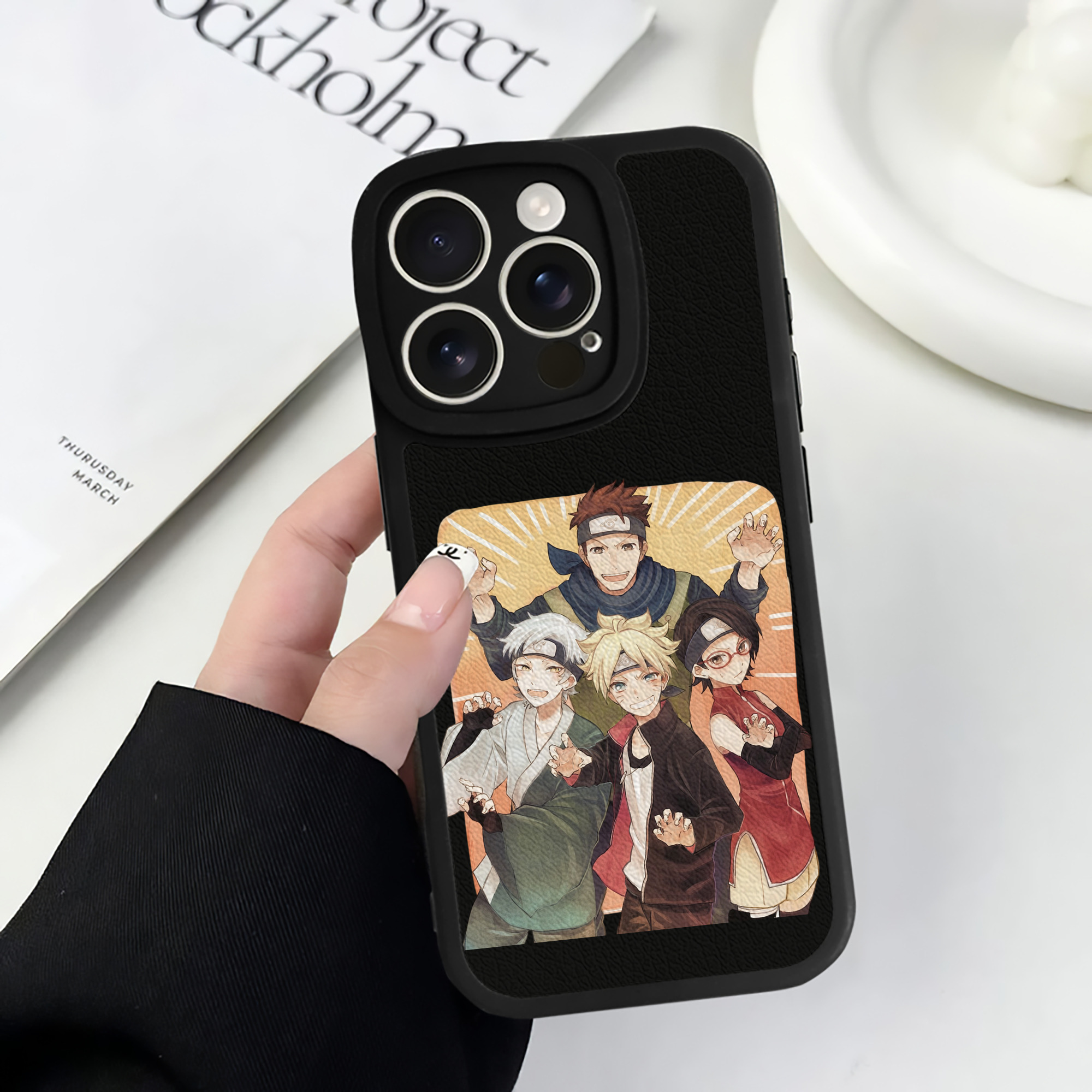 （画像用） NARUTO -ナルト- うちは サラダ Uchiha Sarada 【iPhone 16シリーズ対応】シリコンスマホケース（レザー調） 材質：シリコン